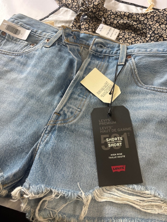 3pcs Set: Free People Top, Levi's Shorts, Suede Purse - photo 2