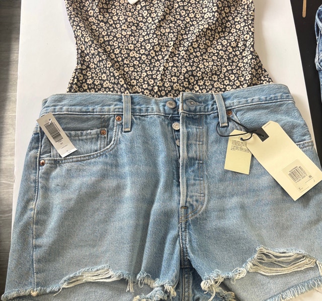3pcs Set: Free People Top, Levi's Shorts, Suede Purse - photo 4