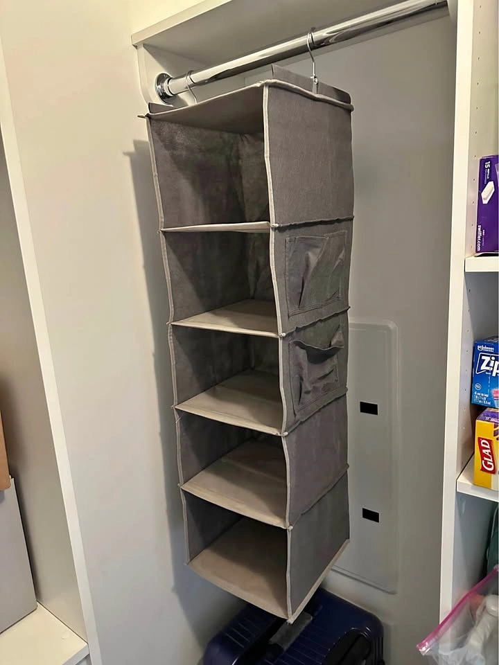 Hanging closet organizer