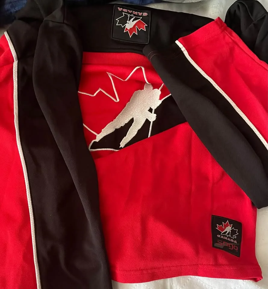 Team Canada Hockey Jersey Size XL Vintage Officially Licensed image indicator(3)