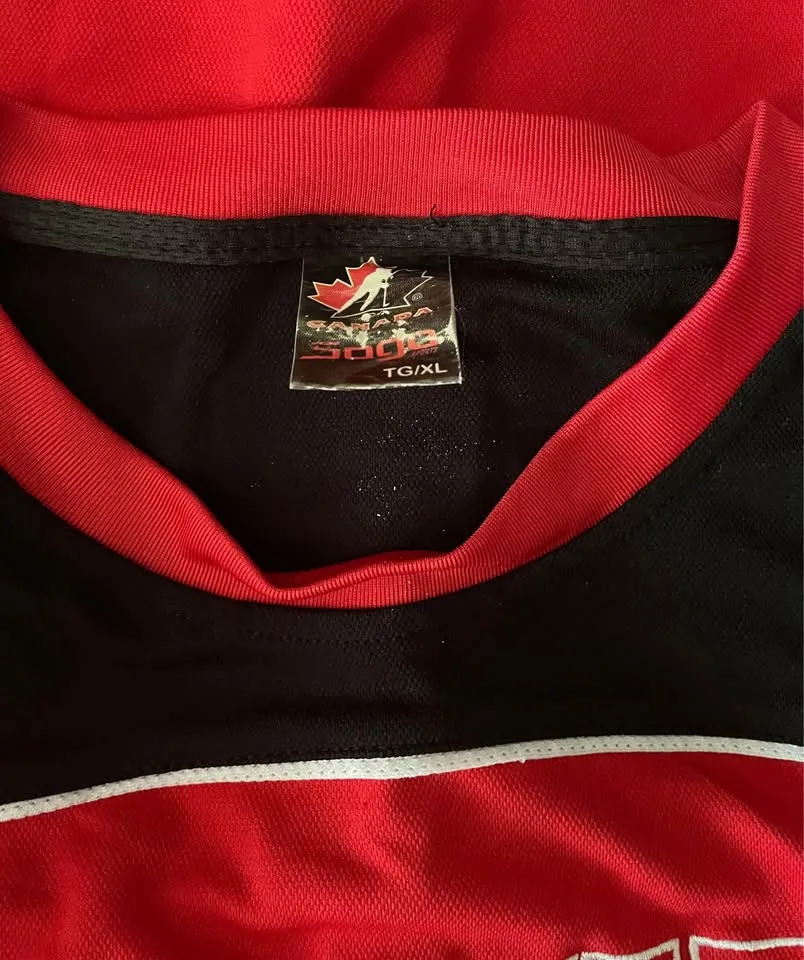 Team Canada Hockey Jersey Size XL Vintage Officially Licensed image indicator(4)