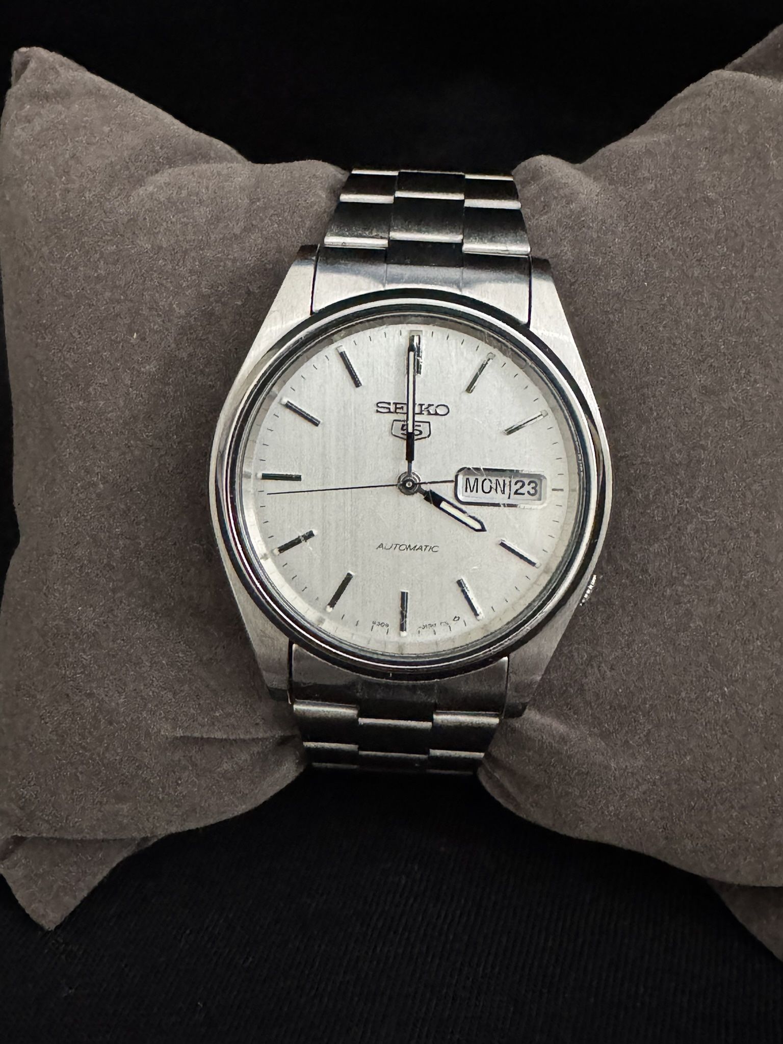Seiko 5 Automatic – Classic Stainless Steel Day-Date