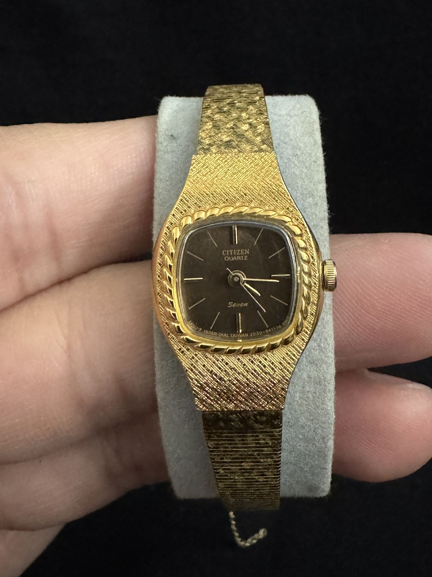 Vintage Citizen Quartz Gold-Tone Watch – Elegant Small Case