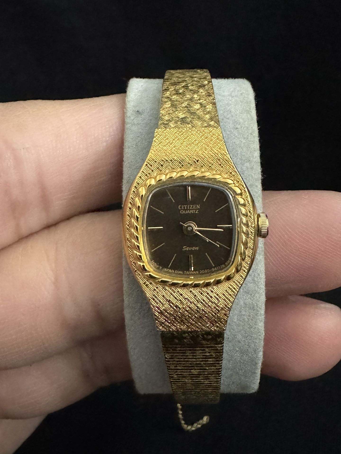 Vintage Citizen Quartz Gold-Tone Watch – Elegant Small Case - photo 2