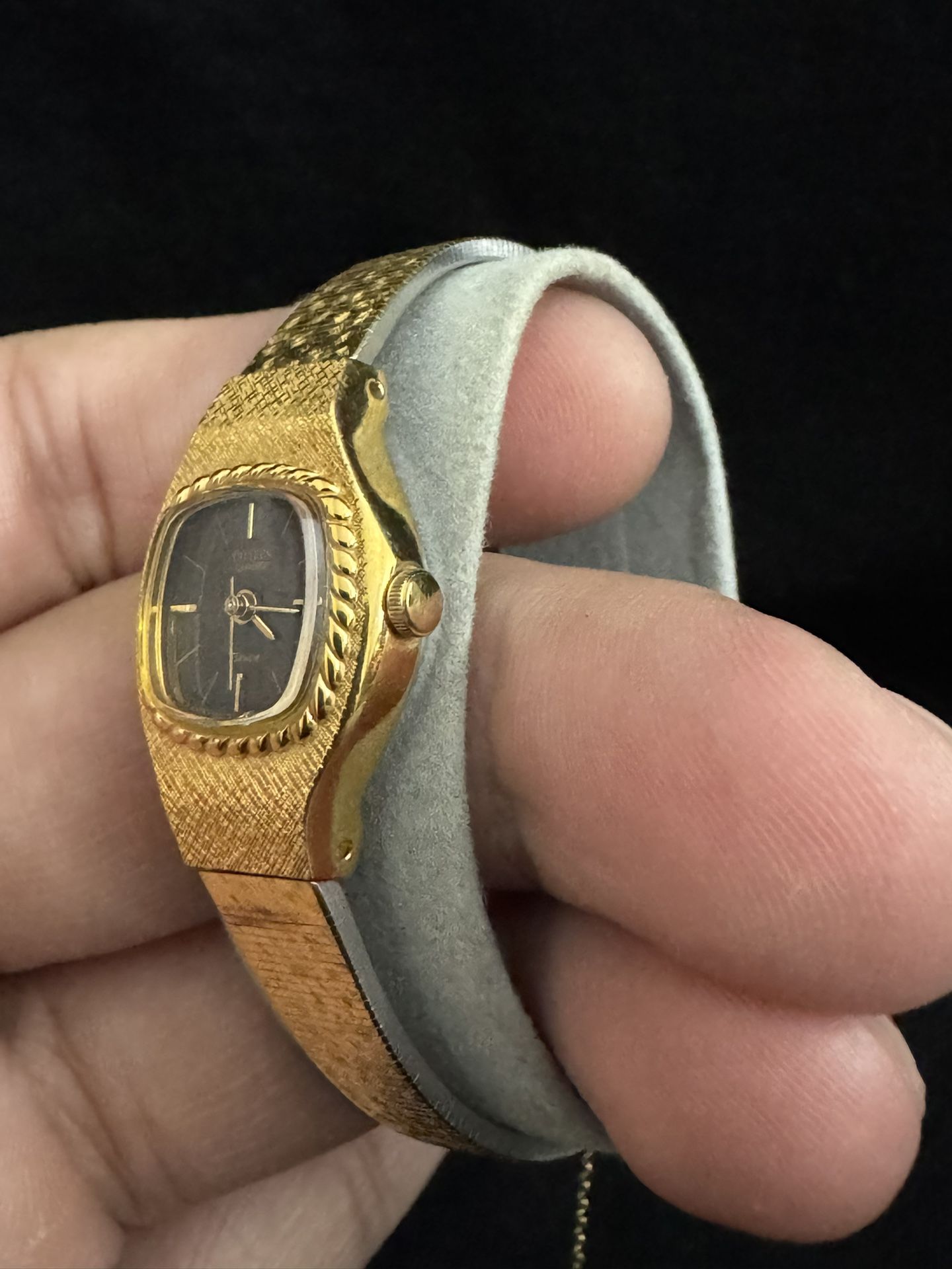 Vintage Citizen Quartz Gold-Tone Watch – Elegant Small Case - photo 3