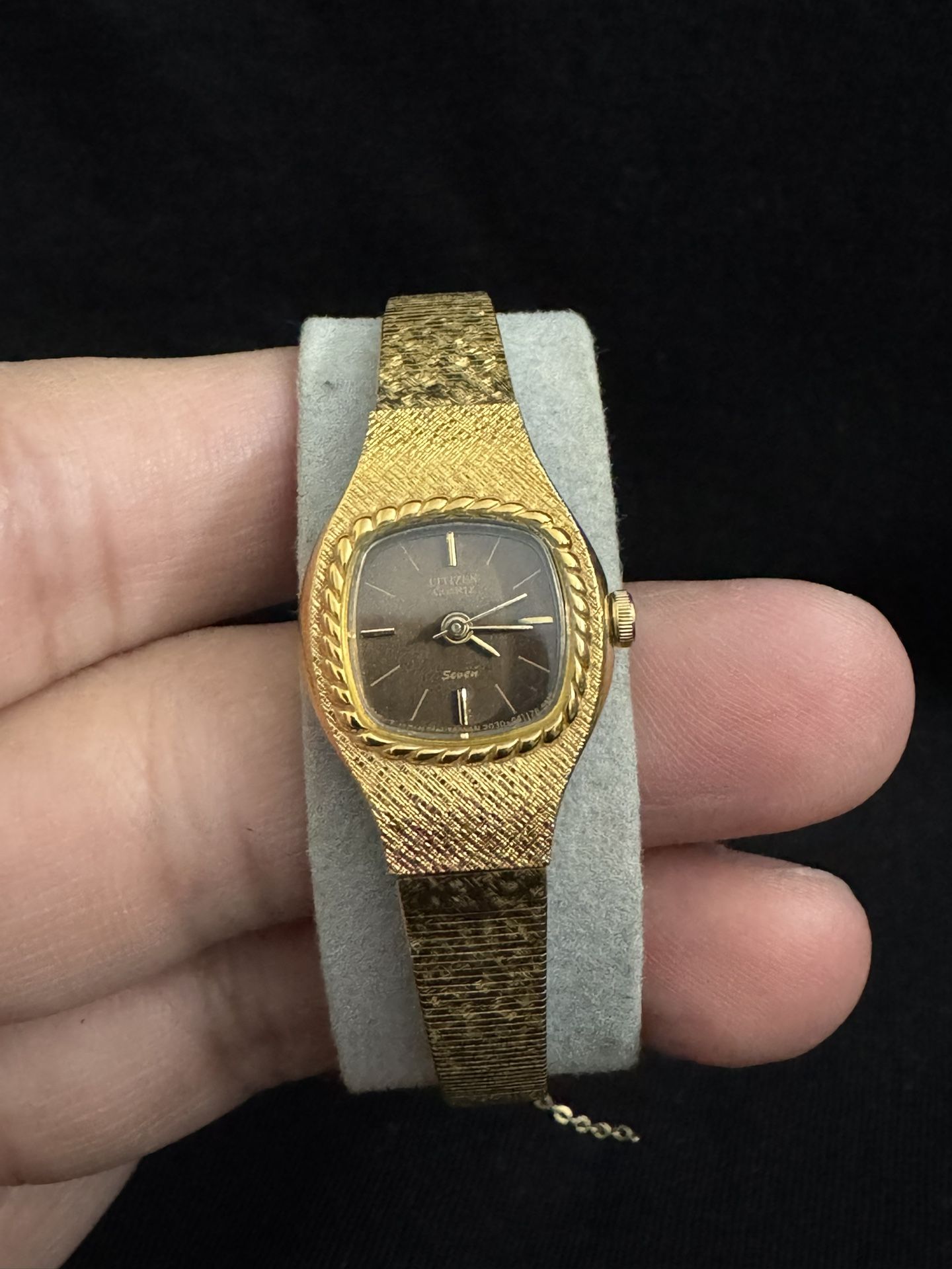 Vintage Citizen Quartz Gold-Tone Watch – Elegant Small Case - photo 4