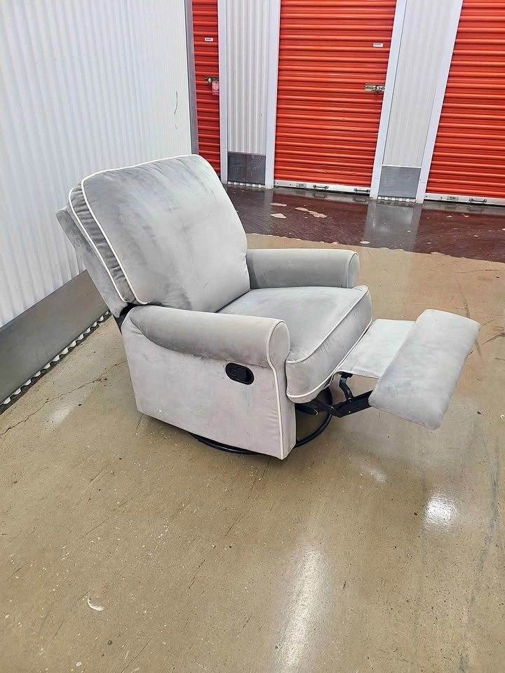 🇨🇦 La-Z-Boy reclining rocking swivel chair