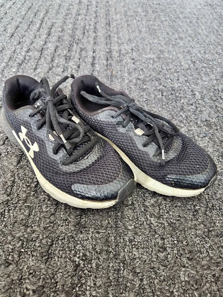 Under Armour Kid's Rogue 3 Running Shoes Size 4Y