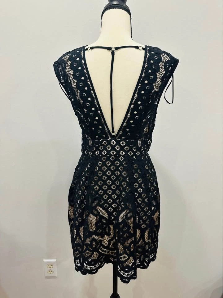 EUC FREE PEOPLE Black Lace Plunge V-Neck Mini Dress Size 6 - photo 5