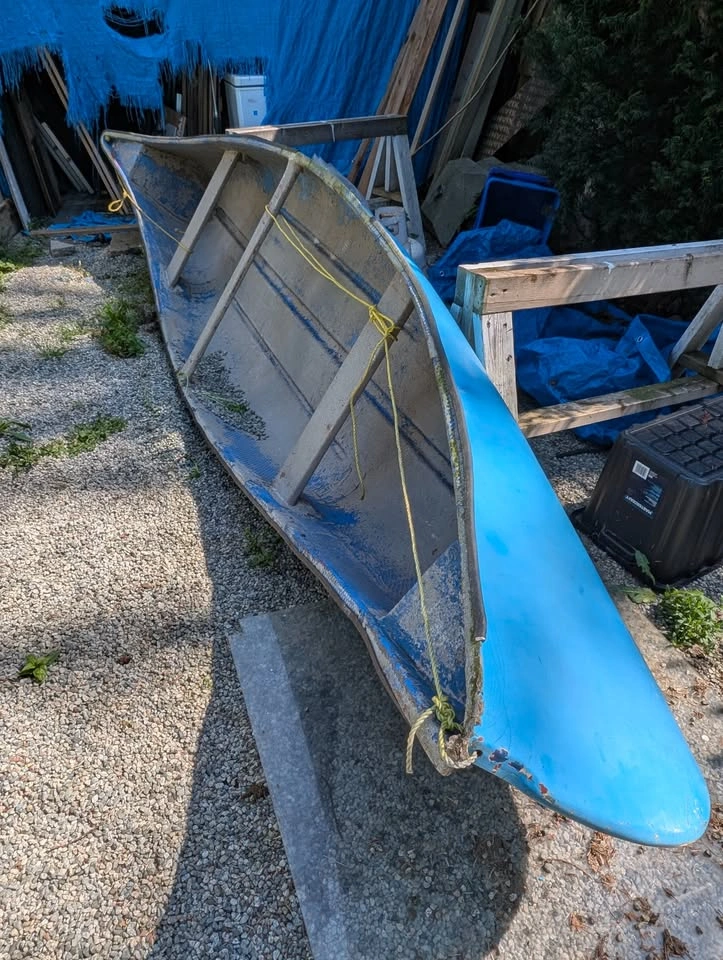 13 foot fibreglass Canoe with float compartments bow and stern - photo 2