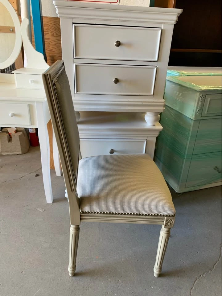 Ivory Vintage Accent Chair - photo 4