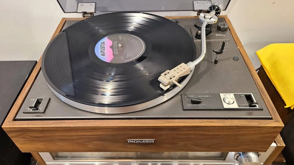 Pioneer PL-15D II Belt Drive Semi-Automatic Turntable