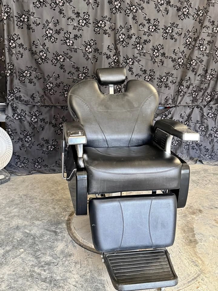 Barber / Salon Chair – Hydraulic, Reclining, 360° Swivel