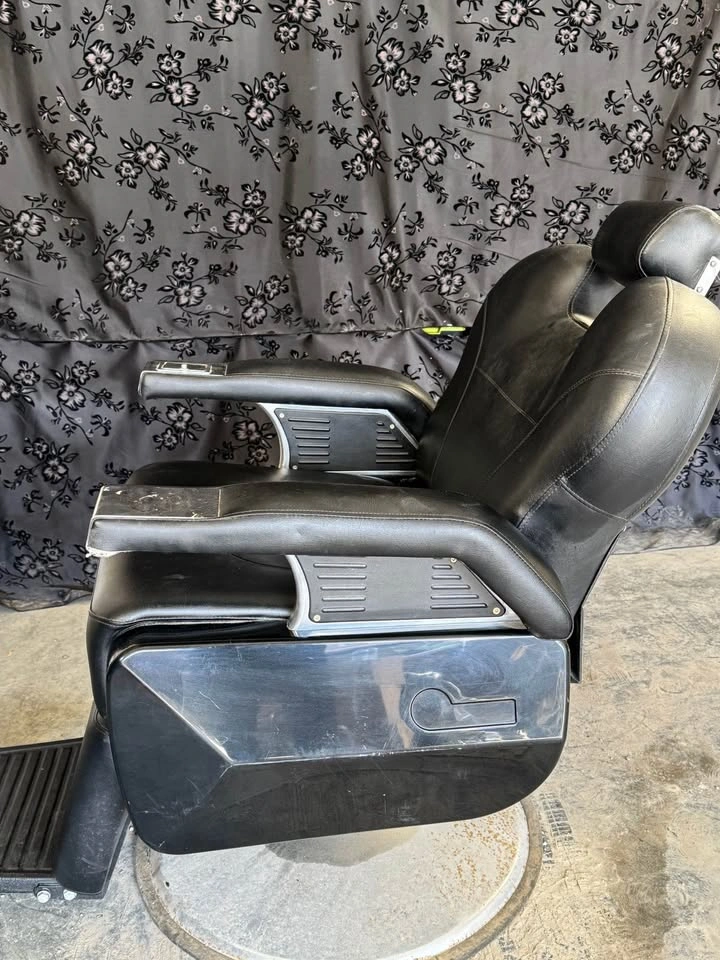 Barber / Salon Chair – Hydraulic, Reclining, 360° Swivel - photo 2