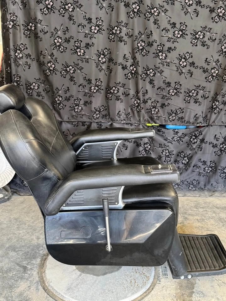 Barber / Salon Chair – Hydraulic, Reclining, 360° Swivel - photo 4