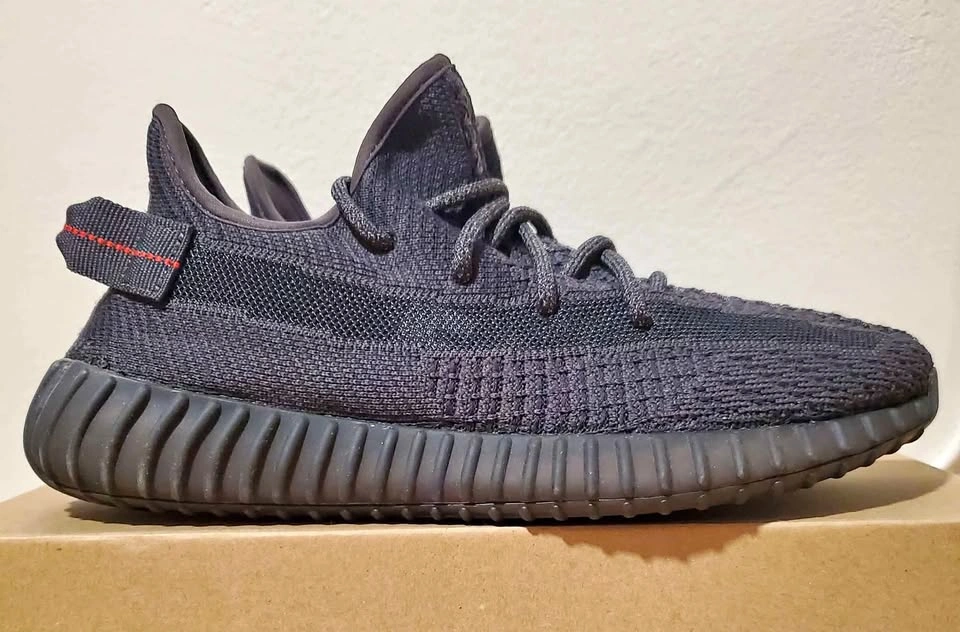 Yeezy 350 V2 'Black non-reflective' Size 8 Men