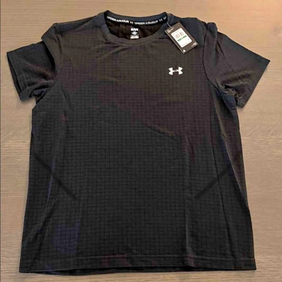 Under Armour Men's Large Fitted Black Short Sleeve TEE. BNWT.