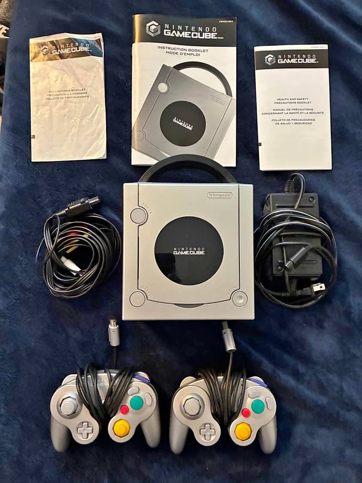 Nintendo GameCube Bundle + 2 Controllers + Manuals