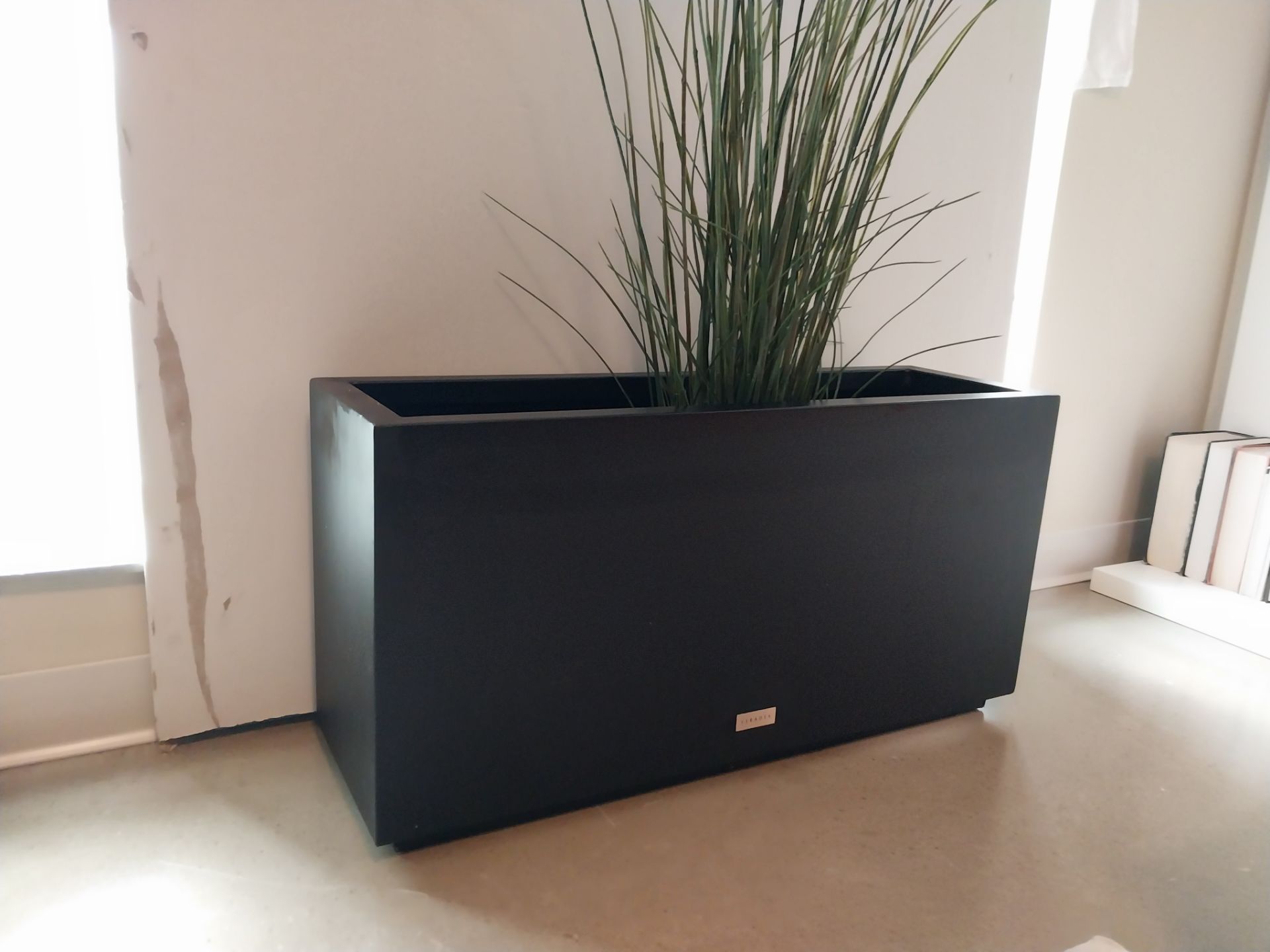VERADEK Matte Black Planter 32” – Modern Metal