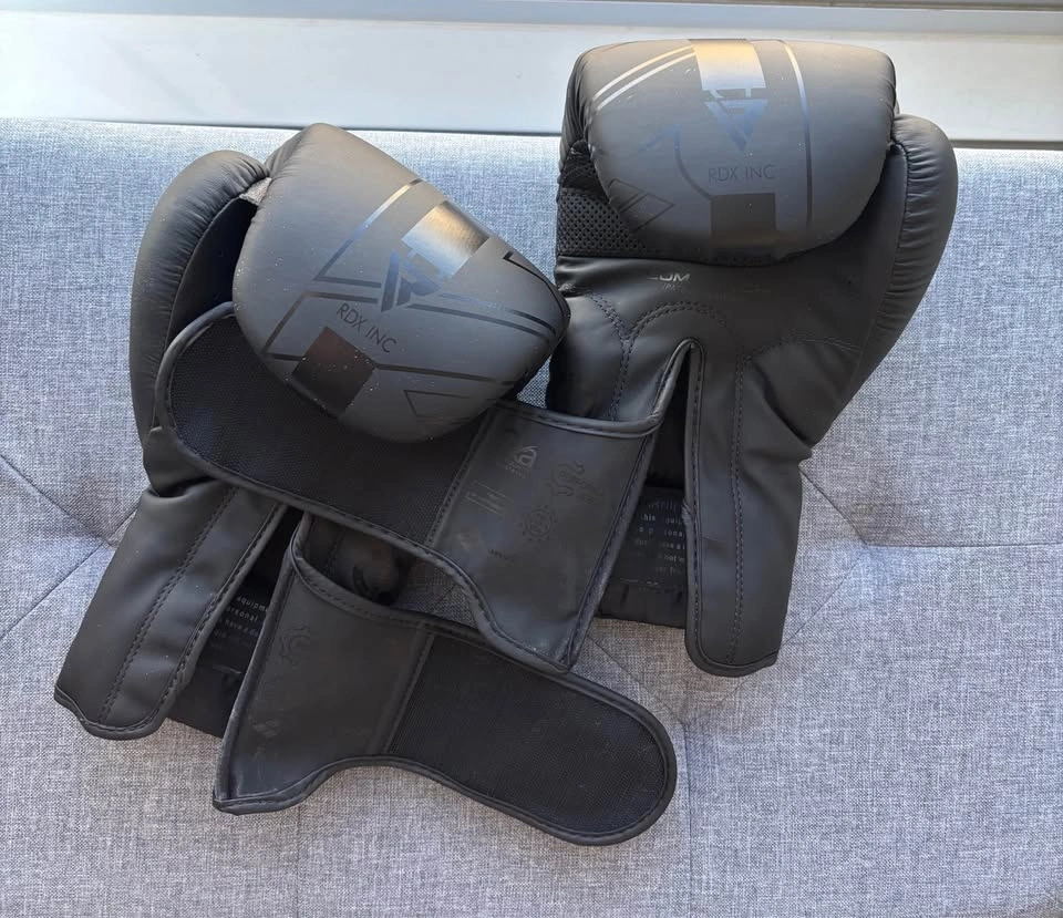 RDX Boxing Gloves + Everlast Handwraps Set - photo 3