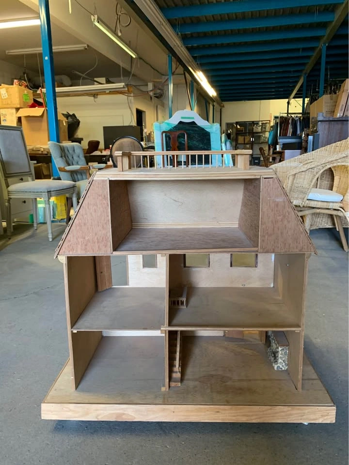 Custom Made Wood Dollhouse w/ Wheels - photo 3