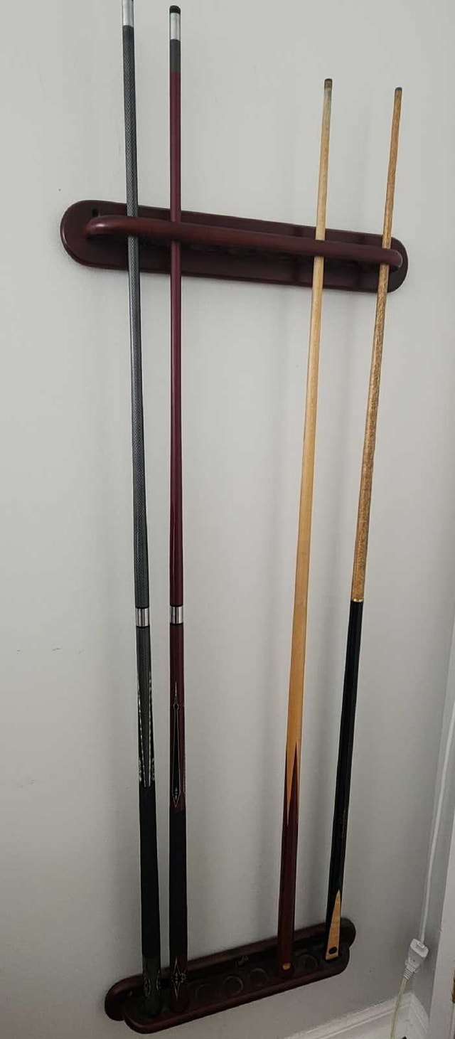 Snooker Cues and Wall Support