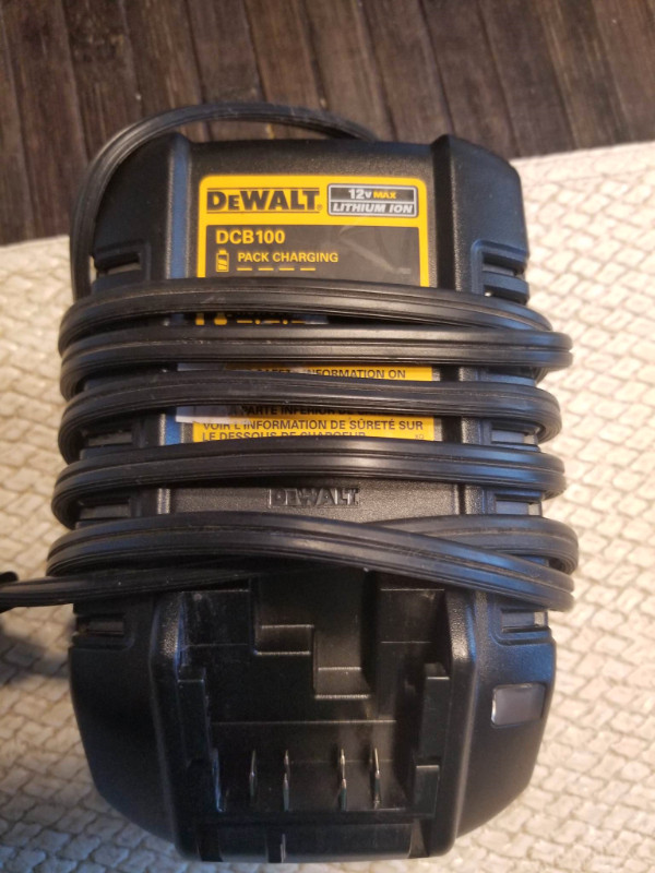 DEWALT | DCB100 12-Volt Max Fast Charger - photo 2