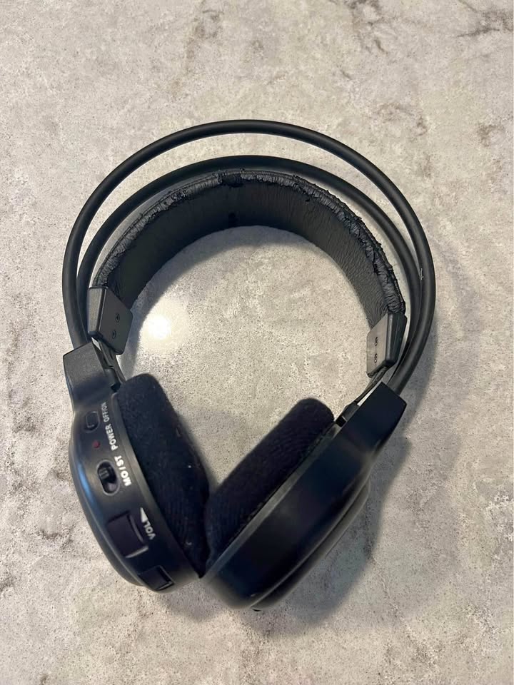 Toyota Wireless Headphones Entertainment System