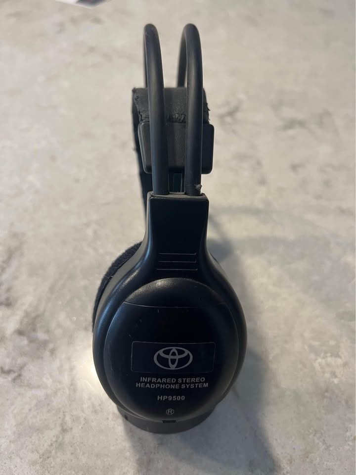 Toyota Wireless Headphones Entertainment System - photo 3