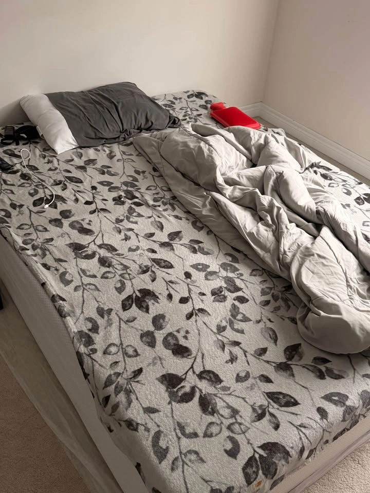 Queen Bed - Used 15 Days - photo 2