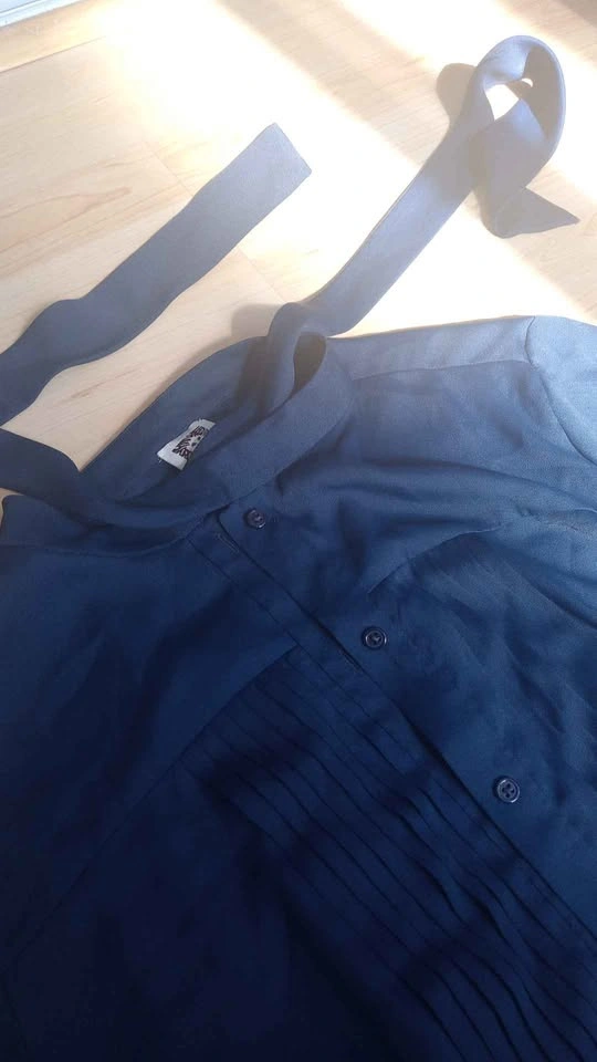 Anne Klein Navy Blue Pleated Tie-Neck Blouse Size 12 - photo 3