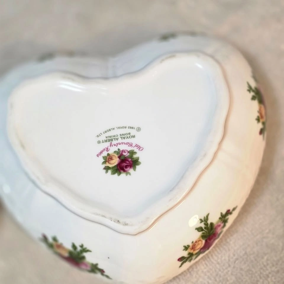 Royal Albert Old Country Roses Victorian Heart Trinket Box - photo 2