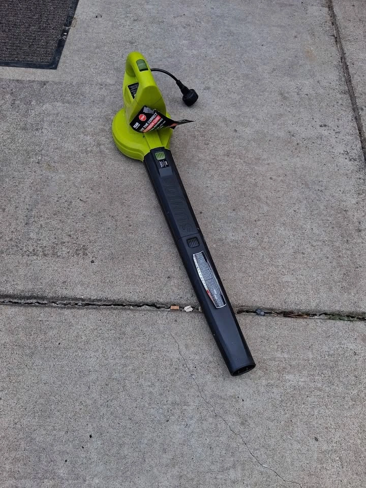 Electric SunJoe Leaf Blower - photo 3
