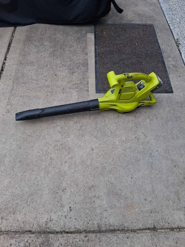 Cordless SunJoe Leaf Blower - photo 2