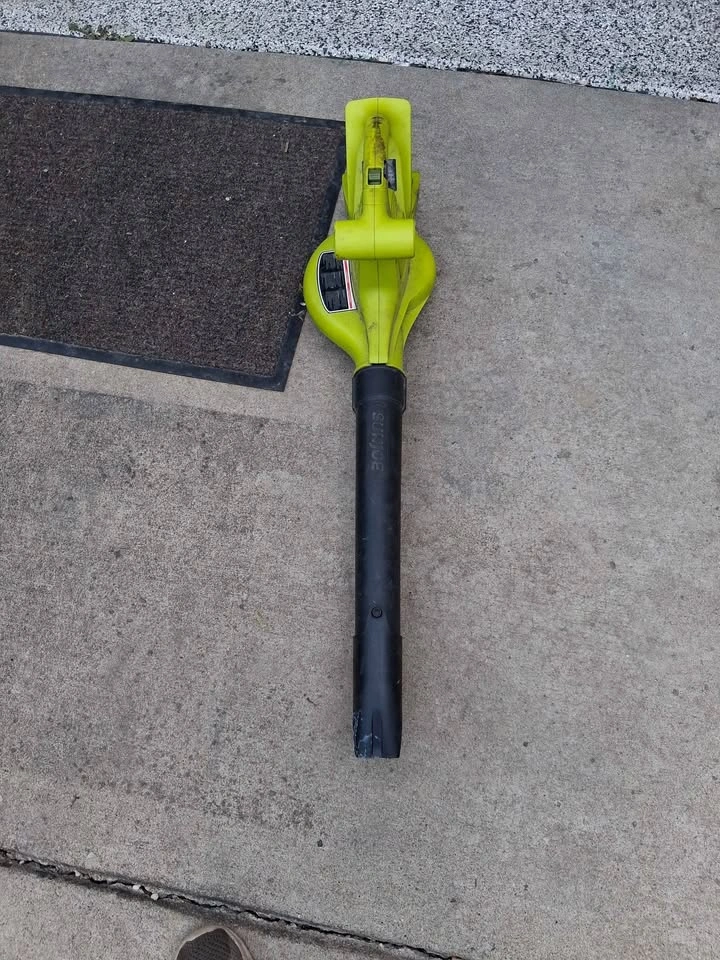 Cordless SunJoe Leaf Blower - photo 3