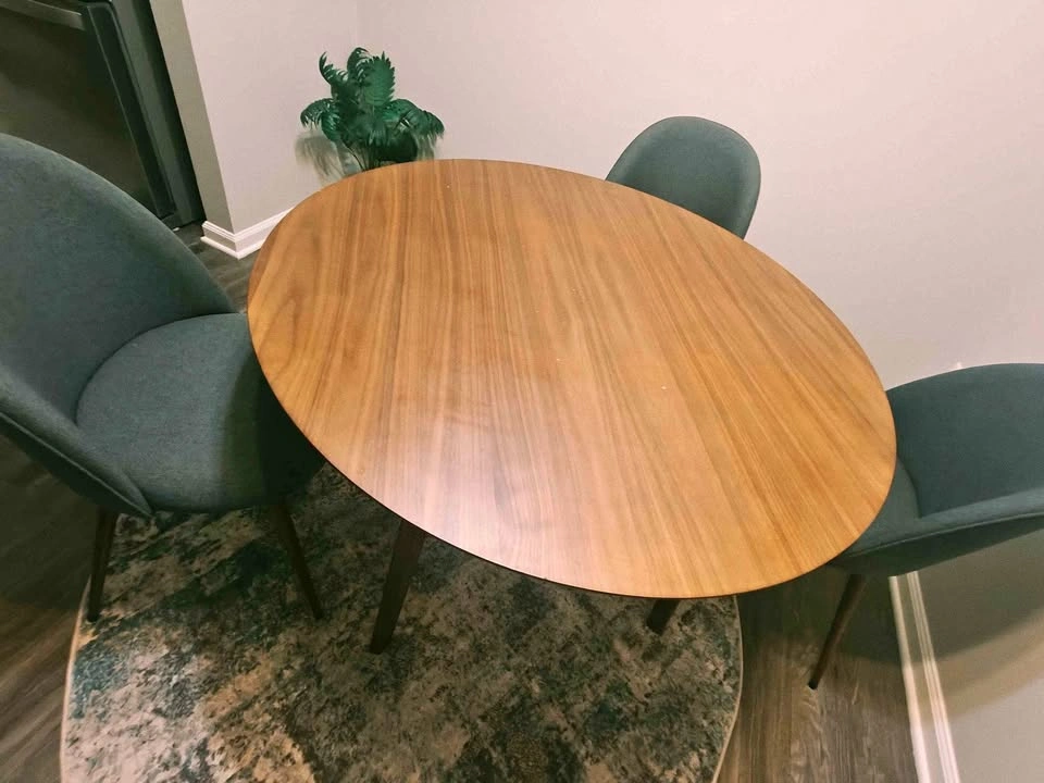 Very good condition - Evanston round 42" wood dining table