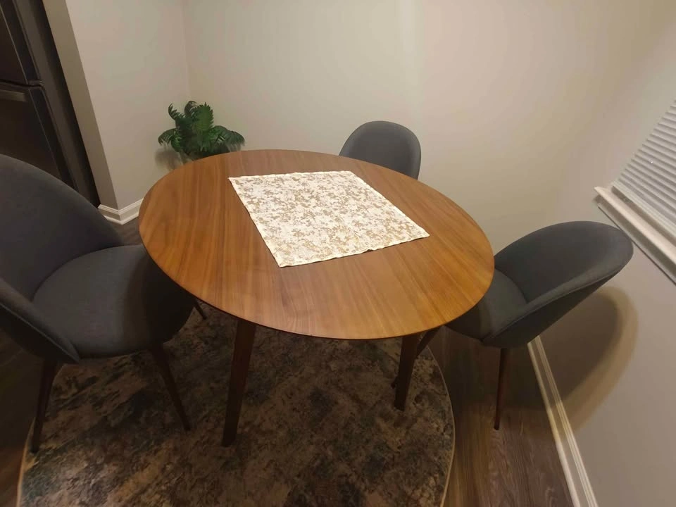 Very good condition - Evanston round 42" wood dining table - photo 2