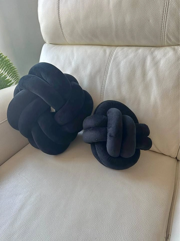 Set of two knotted couch cushions - Black