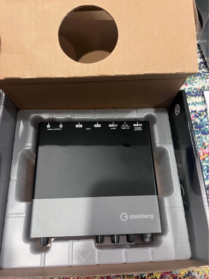 Shure MV7X Podcast Mic & Steinberg Audio Interface Bundle - photo 2