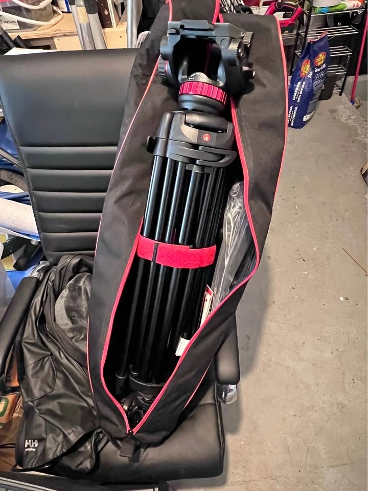 Manfrotto MVK502BK1 Video Tripod System w/ 502 Head & Bag