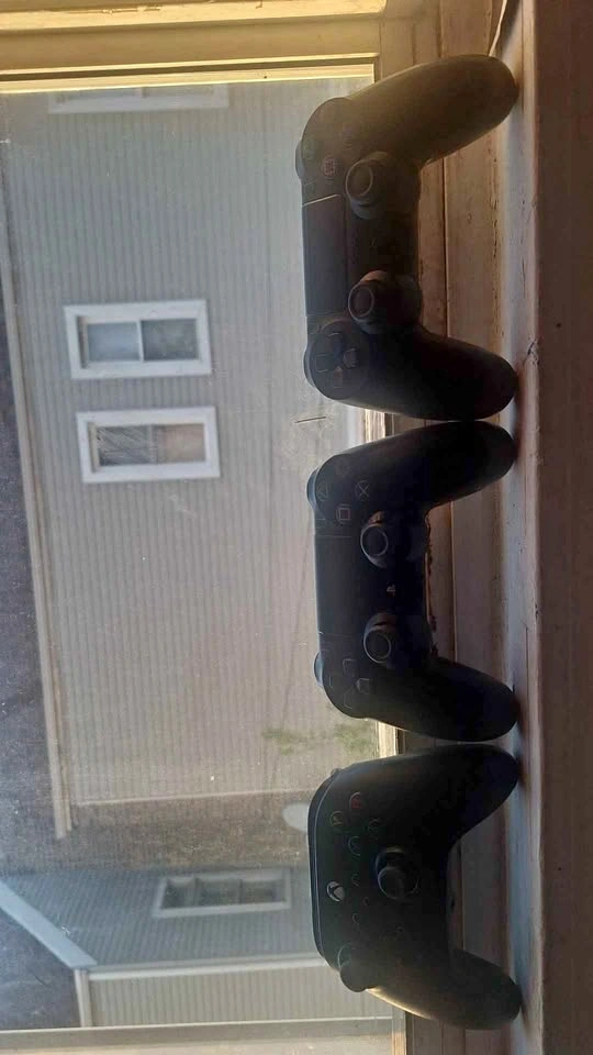 1 Xbox Controller, 2 PS4 Controllers