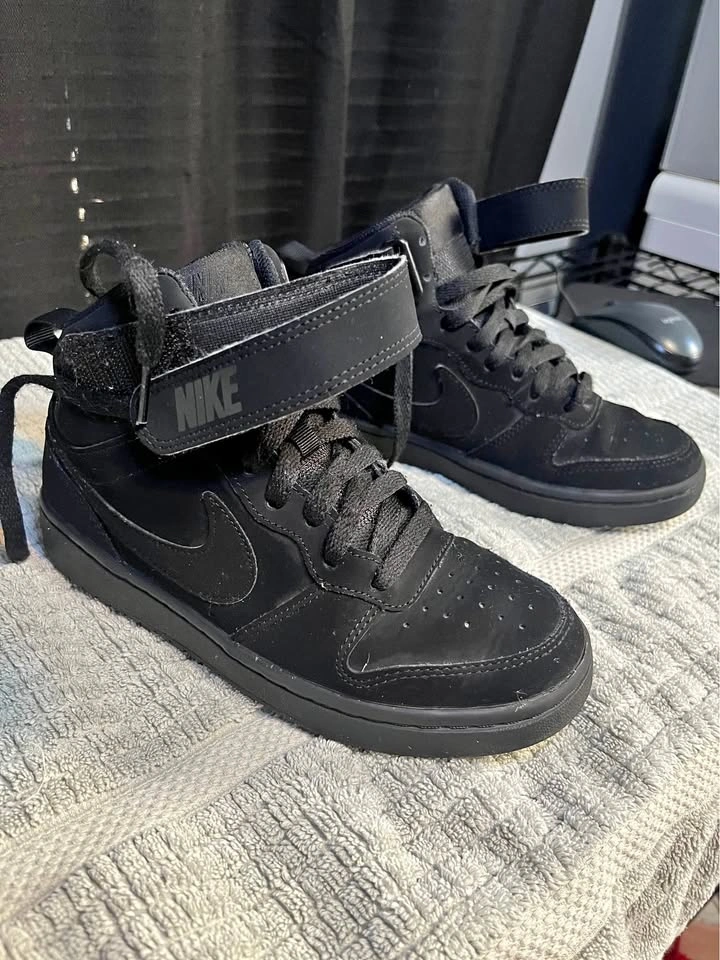 Nike Kids Sneakers Size 3.5Y – All Black (Good Condition)