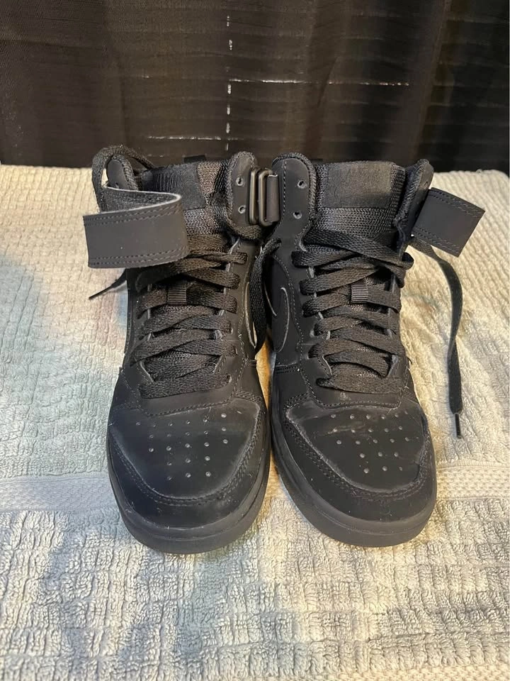 Nike Kids Sneakers Size 3.5Y – All Black (Good Condition) - photo 2