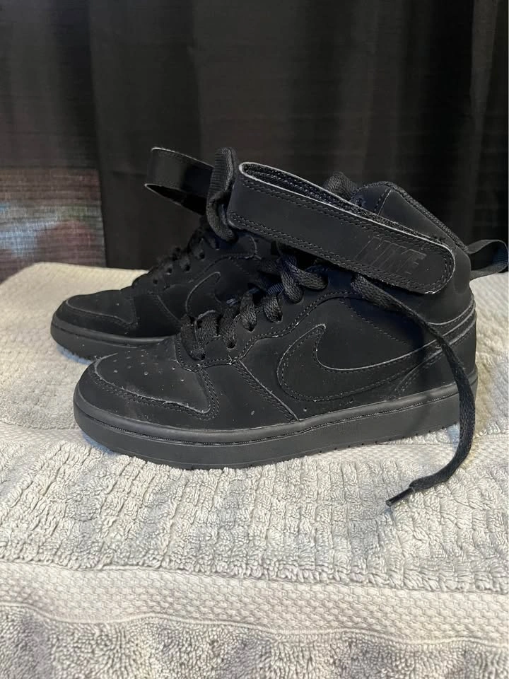 Nike Kids Sneakers Size 3.5Y – All Black (Good Condition) - photo 3