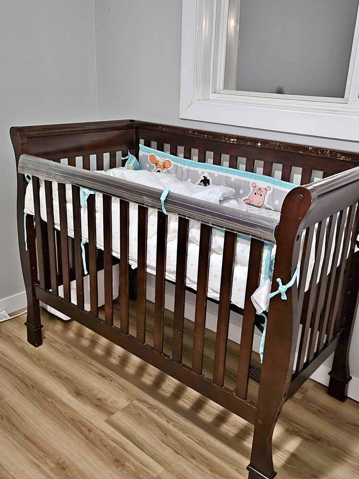 Adjustable Crib with Free Mattress