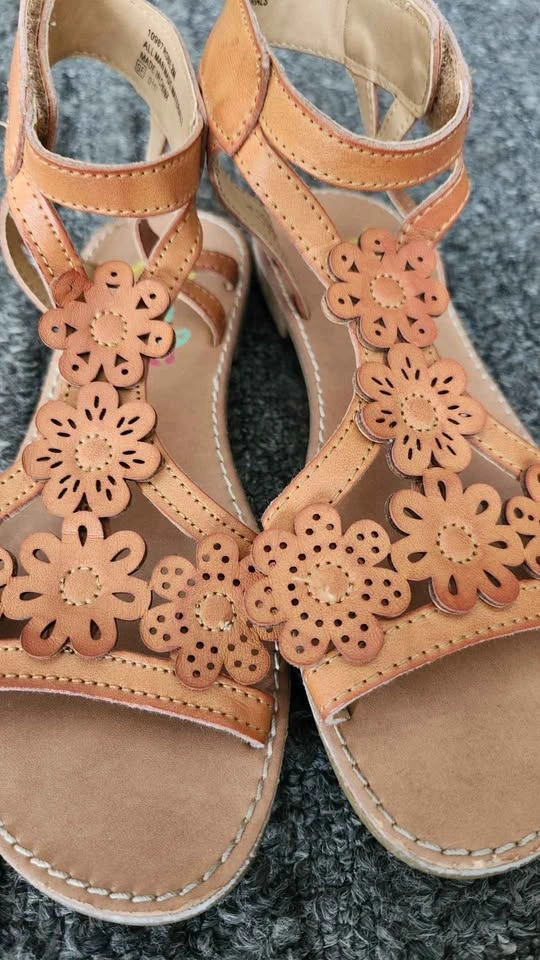 Rachel shoes tan flower cutout strappy sandal/shoes size 2 - photo 3