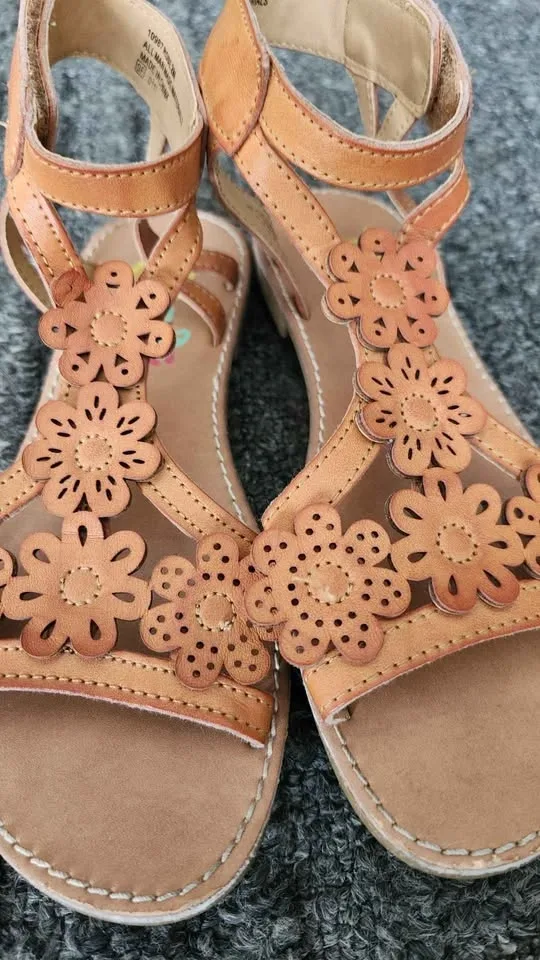 Rachel shoes tan flower cutout strappy sandal/shoes size 2 - photo 3
