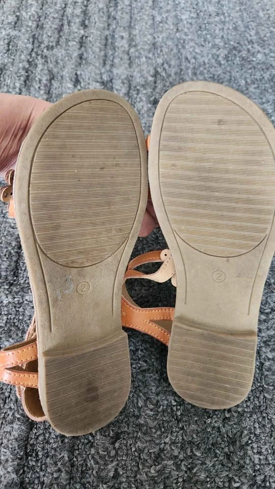 Rachel shoes tan flower cutout strappy sandal/shoes size 2 - photo 5