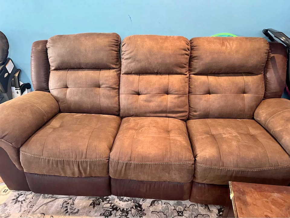 Power reclining sofa ( pick up in sourhloop)