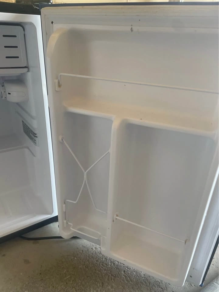 Insignia mini fridge - photo 3